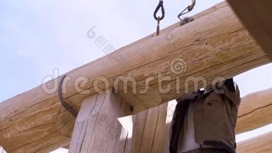 <strong>建筑行业</strong>概念，底部看一个木匠试图解开电缆施工。 剪辑。 的进程